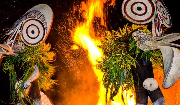 Voyage vers la danse du feu des Baining sur l'île de Nouvelle-Bretagne