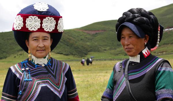 Trekking avec des femmes yi sur les plateaux des Da Liangshan au sud du Sichuan