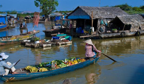 Navigation vers le village flottant de Chong Khneas sur le lac Tonlé Sap