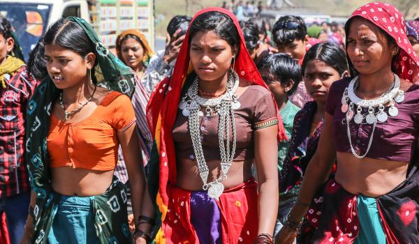 Randonnée avec des jeunes femmes se rendant à la foire annuelle au Gujarat