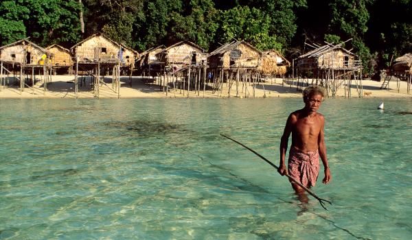 Rencontre d'un pêcheur du peuple moken en mer d'Andaman