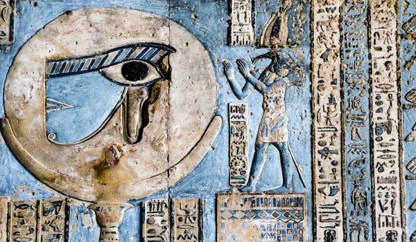 Contemplation de l'œil d'Horus sur le plafond du temple de Dendérah