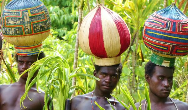 Rencontre avec des villageois de l'île de Bougainville aux portes des îles Salomon