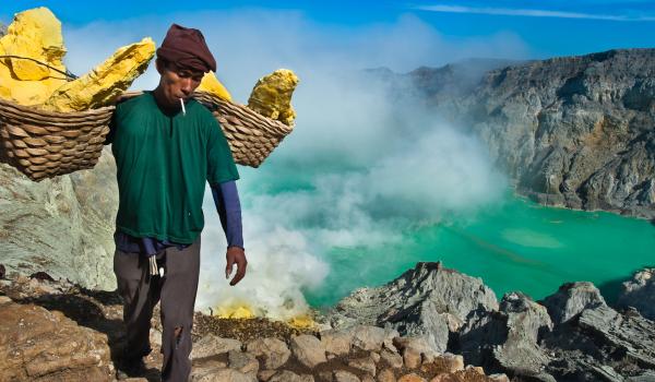 Randonnée avec un porteur de soufre au-dessus du lac d'acide du volcan Kawah Ijen