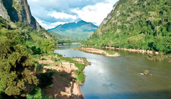Traversée du nord Laos au fil de la rivière Nam Ou entre la région de Muang Khua et celle de Nong Khiaw