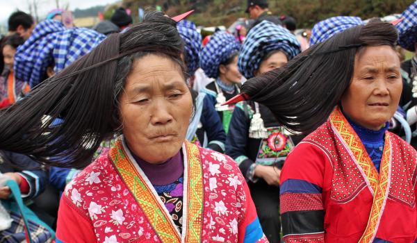 Rencontre de femmes miao à chignon incliné à la fête du roi de bambou dans le Guizhou