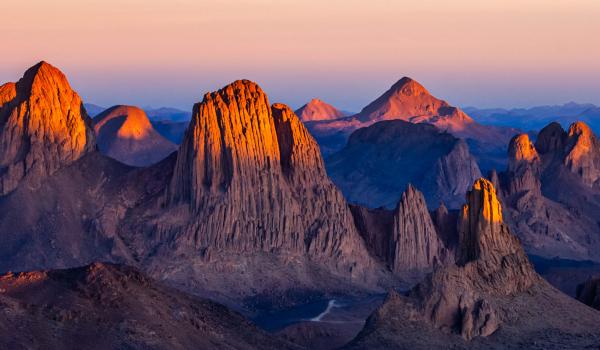 Lever de soleil sur les Tezouyag à l'Assekrem