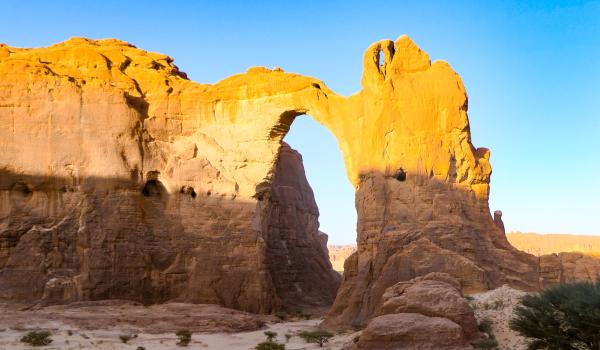 Randonnée à l'arche d'Aloba dans l'Ennedi