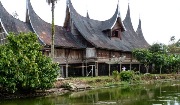 Trek vers une maison traditionnelle des Minang sur Sumatra ouest