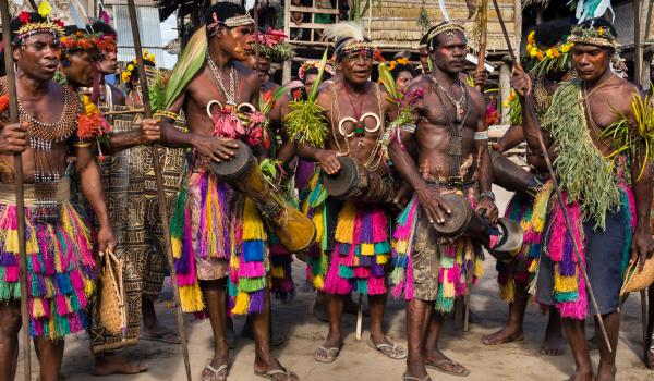 Immersion dans un sing-sing sur l'île de Kapo au large de la Nouvelle-Bretagne