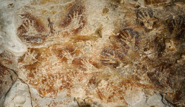 Trek vers les peintures de la grotte Tewet à Kalimantan en Indonésie