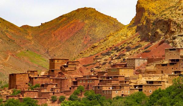 Randonnée vers des habitations des Aït Bou Oulli au Maroc
