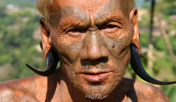 Trekking vers un homme naga konyak dans la région de Mon