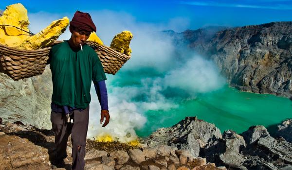 Randonnée avec un porteur de soufre au-dessus du lac d'acide du volcan Kawah Ijen