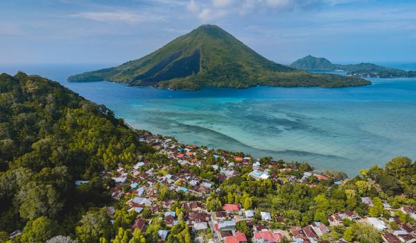 Voyage vers un village et volcan dans les iles Banda aux Moluques