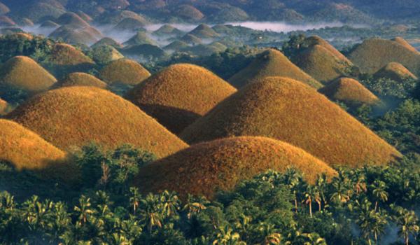 Randonnée parmi les étonnantes "Chocolate Hills" sur l'ile de Bohol