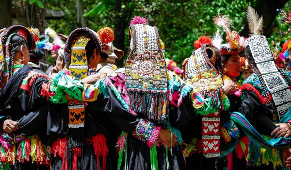 Mouvement de danse communion femmes kalash au Pakistan