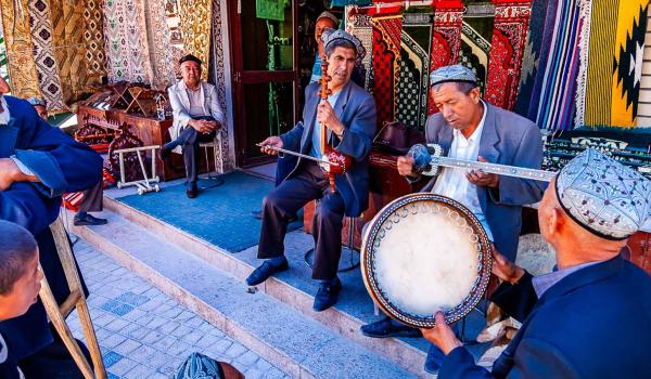 Rencontre de musiciens ouighours à Kashgar au Xinjiang