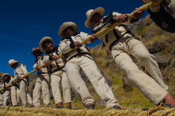 Fabrication du dernier pont Inca Queswachaca dans la région de Cusco au Pérou