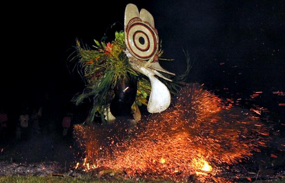 Danse du feu des baining en Papouasie Nouvelle Guinée 