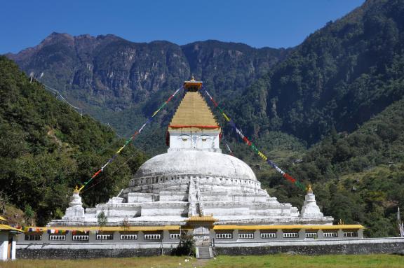Stupa de Zemithang en Arunachal Pradesh en Inde 