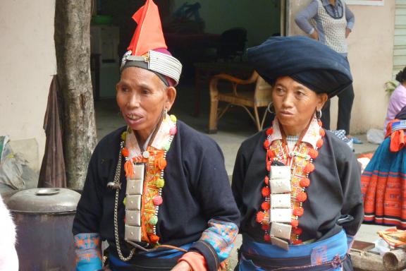 Femmes du peuple Yao dans le marché de Nafa au sud du Yunnan