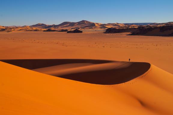 Paysage de dunes rouges de la Tadrart en Algérie