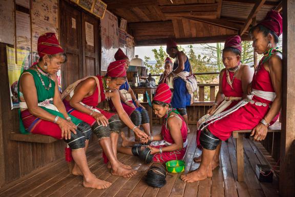 Réunion de femmes kayah en Birmanie