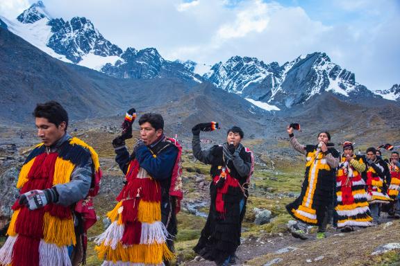 Les Ukukus descendent de la montagne pendant le pèlerinage du Qoyllur'iti au Pérou