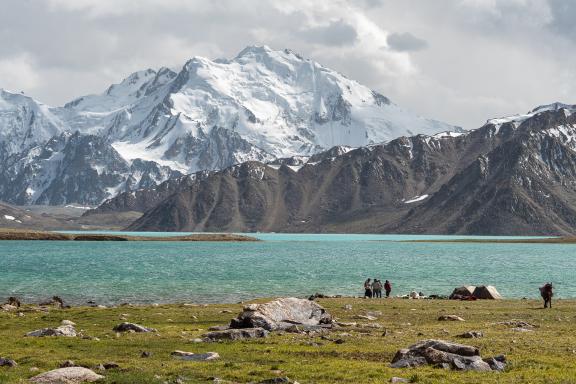 Eaux turquoise du lac de Zaroshkul au Tadjikistan