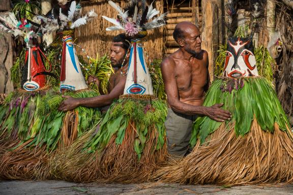 Préparation des masques pour la fête en Papouasie-Nouvelle-Guinée