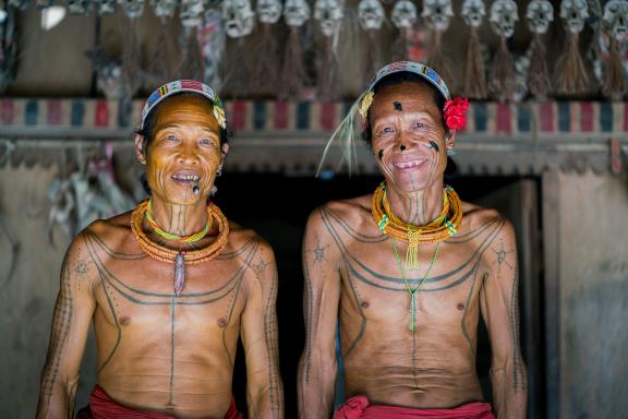 Deux chamans mentawaï emblématiques en Indonésie