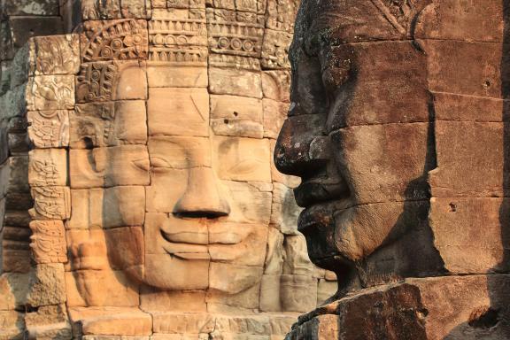 Visages de pierre dans le temple du Bayon sur le site d'Angkor