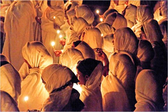 Des femmes pieuses en train de prier à Lalibela en Éthiopie