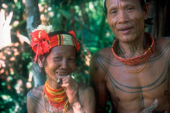 Chaman du peuple mentawaï et sa femme sur l'île de Siberut en Indonésie