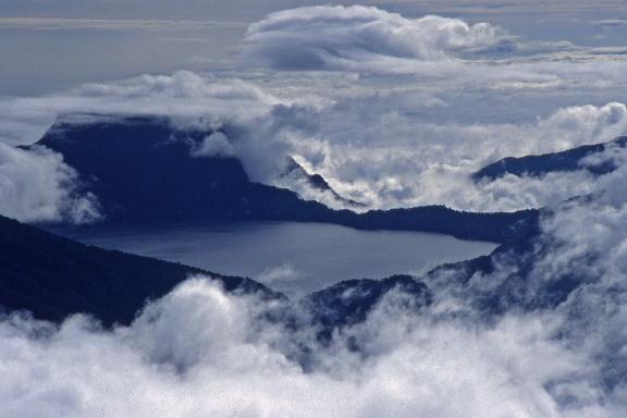 Lac de cratère du Mont Tujuh vu depuis le sommet du volcan Kerinci