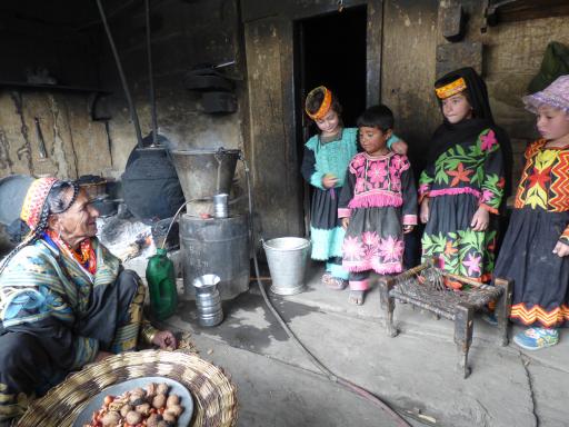 Intérieur d'une maison kalash au Pakistan