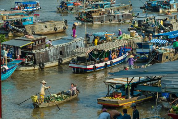 Activités dans l'un des marchés flottants du delta du Mékong