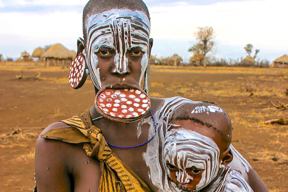 Femme mursi et son enfant