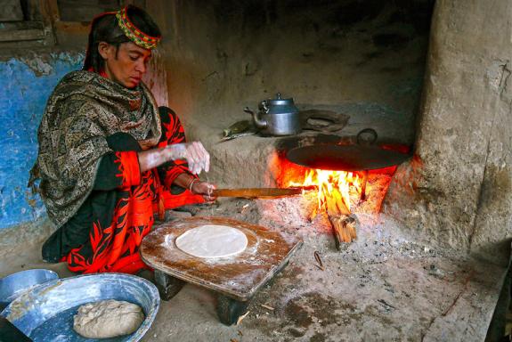 Femme kalash cuisinant