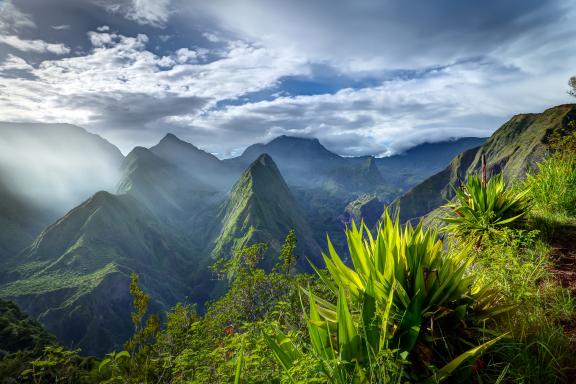 Lever de soleil sur mafate à la Réunion