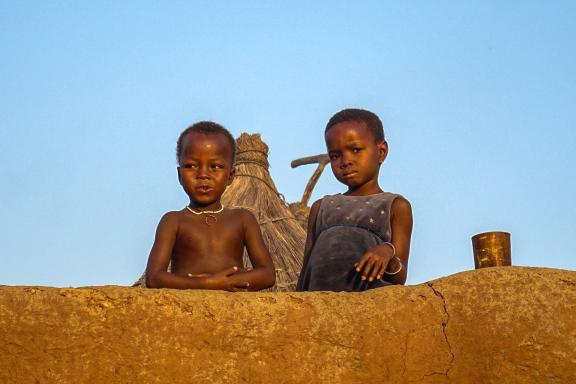 Rencontre avec des enfants dans un village à proximité du Mont Gemi