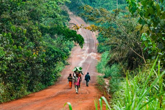 Trek sur une piste entre Begoro et Kwahu