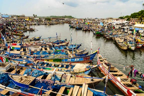 Exploration des pirogues du port de pêche d'Elmina sur l'Océan Atlantique