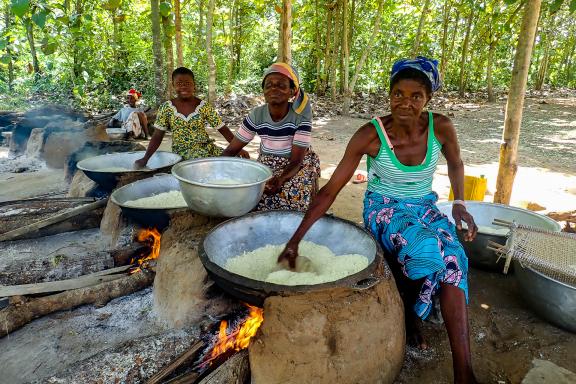 Découverte de la préparation du manioc près de  Bandjéli