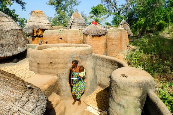 Découverte culturelle de l'intérieur d'une Tata dans la région de Kanté