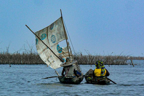 Navigation dans une pirogue des villages lacustres de la région de Ganvié