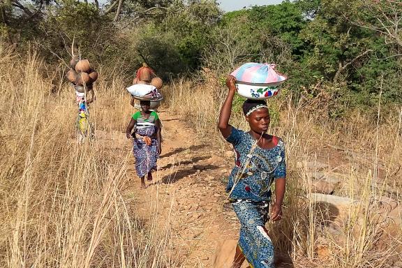 Marche avec les femmes Tanéka dans la chaîne de l'Atacora
