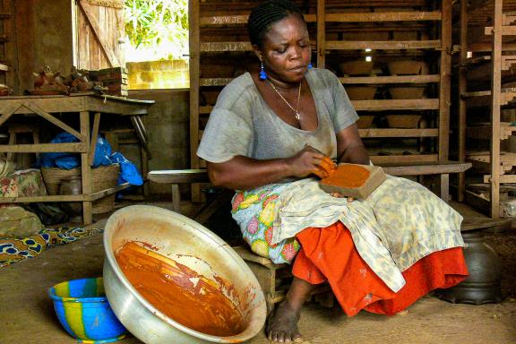 Rencontre avec une femme préparant l'ocre des briques dans la région d'Ouidah