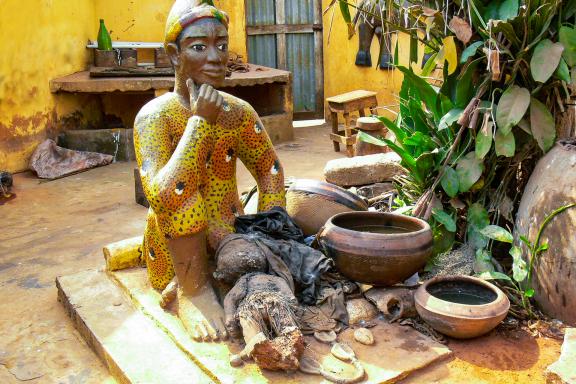 Découverte statue vaudou dans une cour près d'Abomey